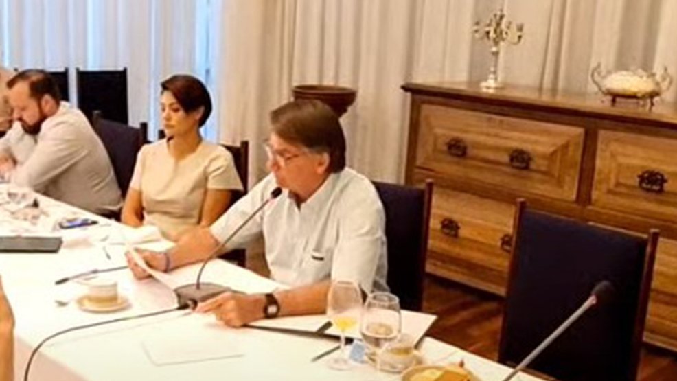 Bolsonaro anuncia que concederá perdão ao deputado Daniel Silveira