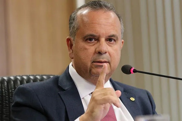 “Bolsonaro indulta liberdade de expressão, enquanto Lula indultou terrorista assassino”, afirma Rogério Marinho