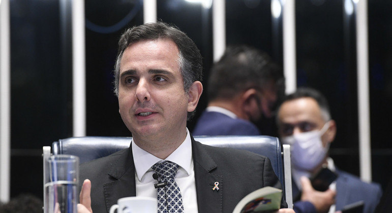 Parlamento não pode sustar o decreto, diz Pacheco sobre perdão a Daniel Silveira