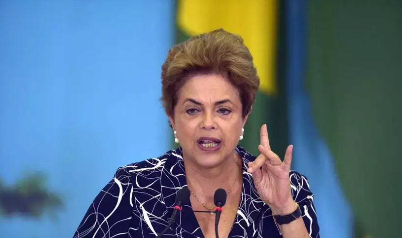 Dilma chama Bolsonaro de “ovo da serpente chocado no impeachment”
