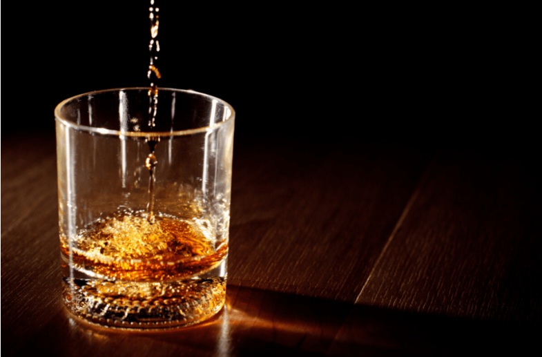 Criança de 4 anos morre após ser obrigada por familiares a beber garrafa de whisky