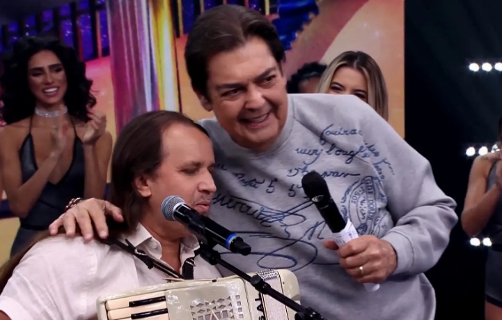 "Era meu sonho": Faustão se emociona ao ganhar sanfona de Dorgival Dantas