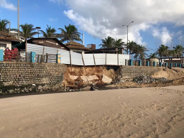 Trecho de calçadão desaba em praia de Natal