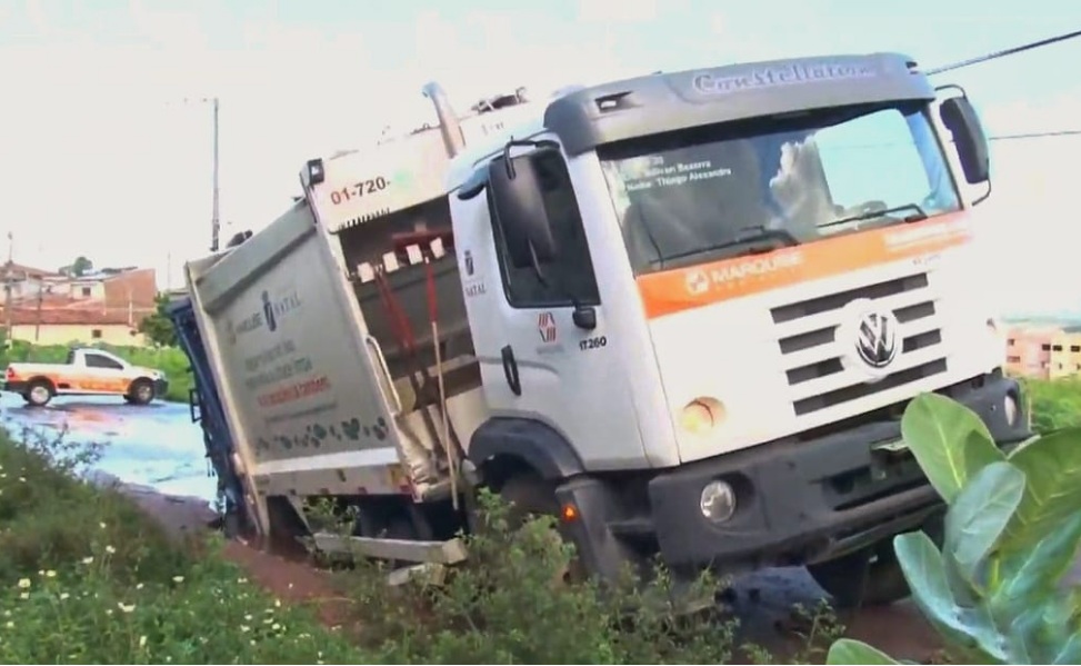 Caminhão de lixo cai em buraco e rompe tubulação em Natal