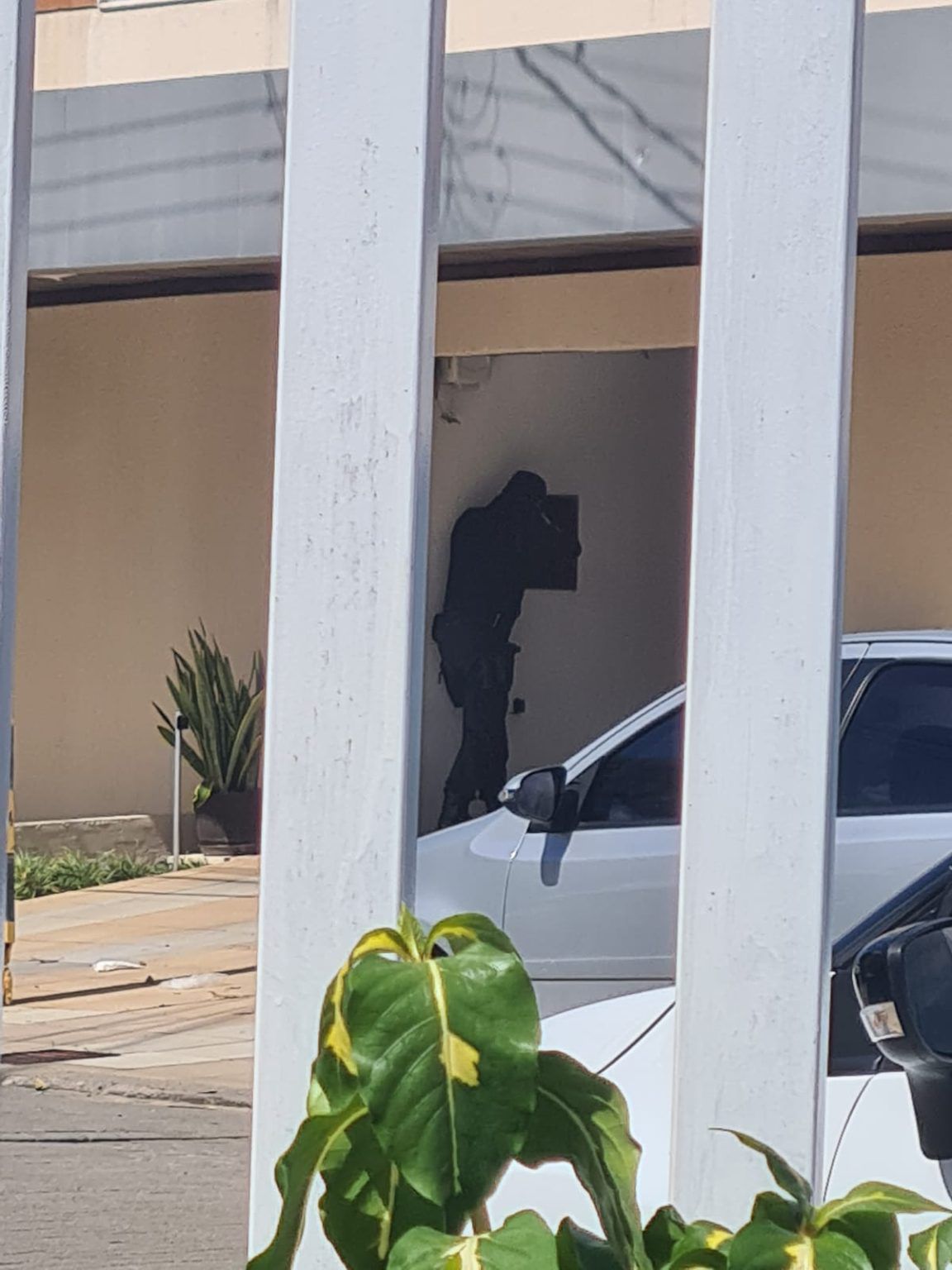 Bandido invade hotel em Capim Macio