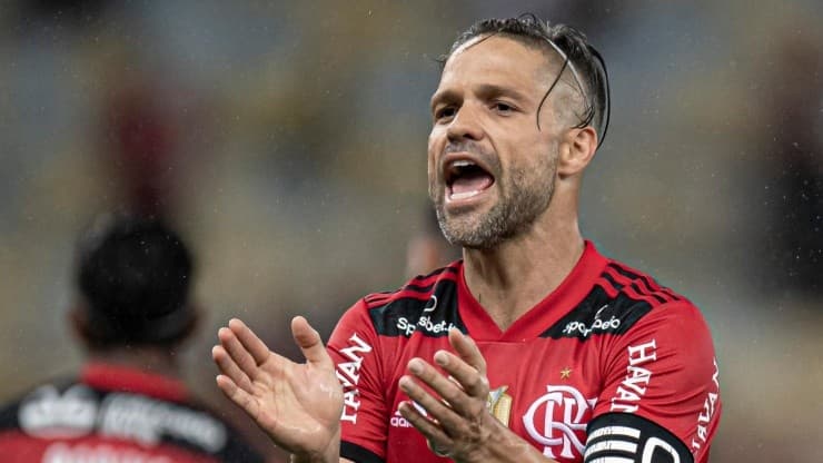 VÍDEO: Jogador do Flamengo invade entrevista e provoca jornalista "homem das meias verdades"