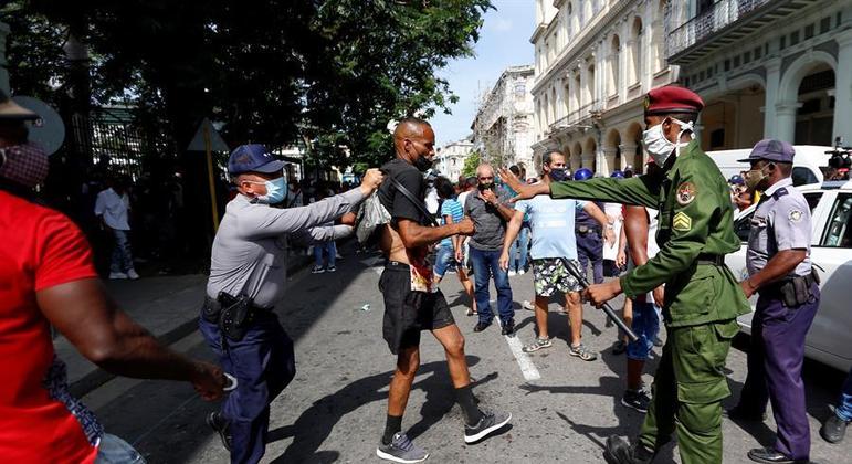 Cuba tem 891 pessoas presas por gritos de liberdade, incluindo menores de idade