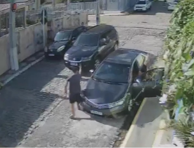 VÍDEO: Homens armados roubam dois carros em Natal