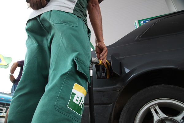 Preço da gasolina chega a R$ 7,27 no Brasil; média no RN é de R$ 7,66