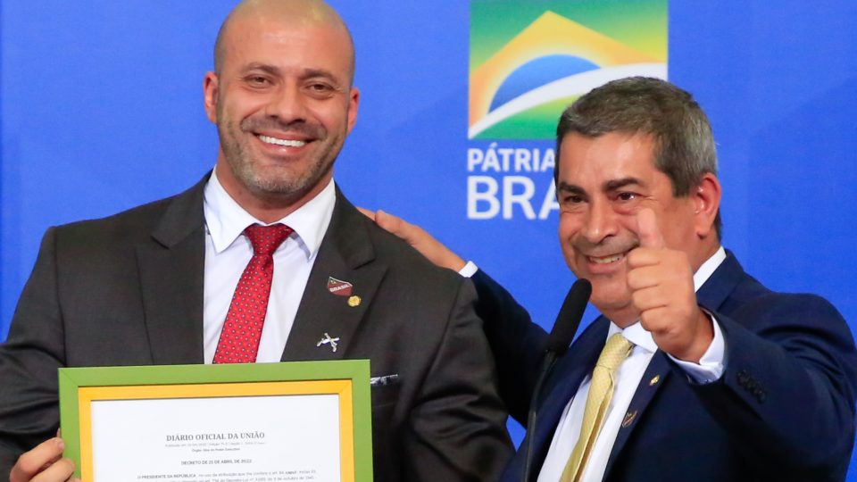 Daniel Silveira ganha quadro com perdão concedido por Bolsonaro