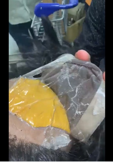 VÍDEO: Contrabandista é flagrado com quase R$ 200 mil em ouro debaixo da peruca e no ânus em aeroporto