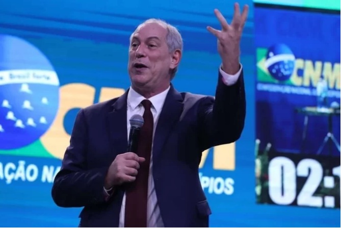 VÍDEO: Ciro Gomes é hostilizado e bate boca com apoiadores de Bolsonaro em evento