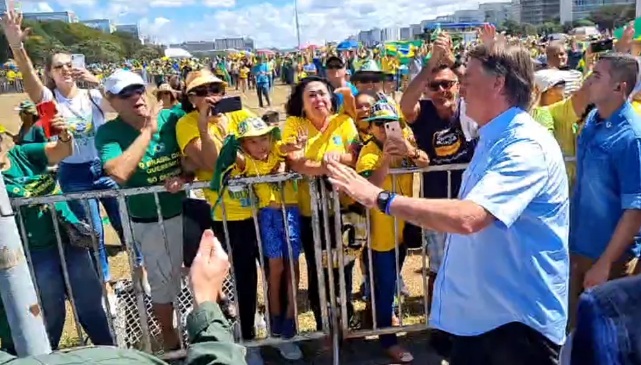 VÍDEO: Bolsonaro participa de manifestação e é ovacionado pelo público