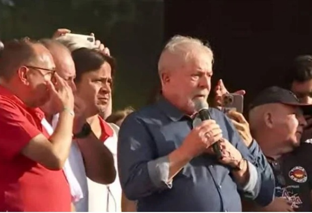 Lula discursa em ato e pede desculpas aos policiais