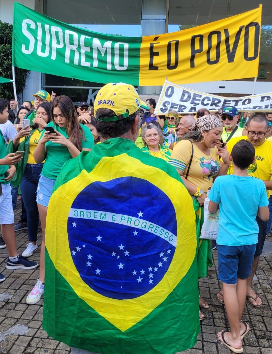 VÍDEO: Apoiadores de Bolsonaro se reúnem em frente a shopping de Natal