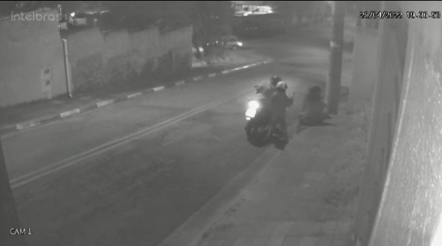 VÍDEO: Mulher leva ‘surra’ de bandido durante assalto