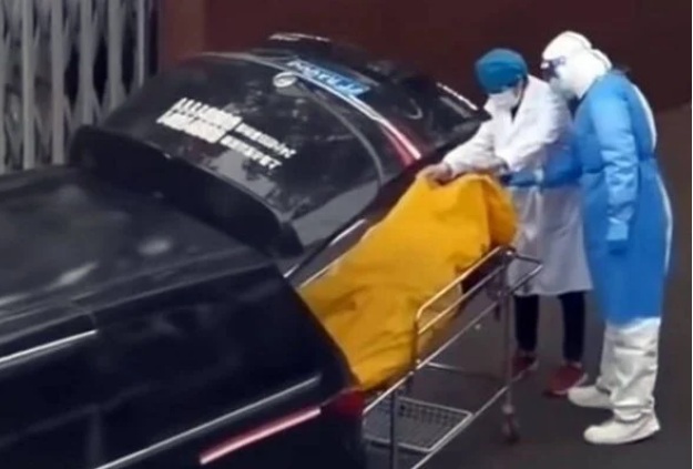 VÍDEO: Idoso é retirado vivo de saco de cadáver momentos antes de ser cremado