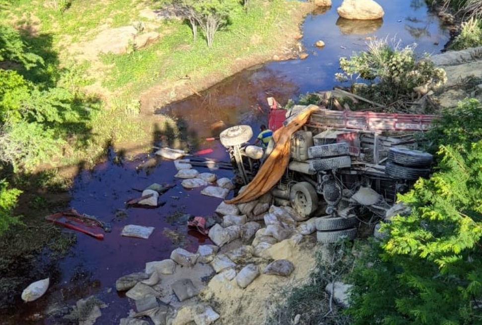 VÍDEO: Motorista de caminhão morre após veículo despencar de ponte em estrada no RN