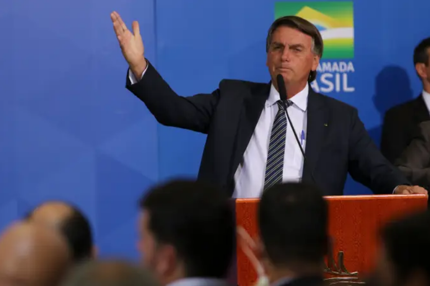 VÍDEO: Bolsonaro mostra números de obras que Lula e o PT fizeram pra ditaduras socialistas