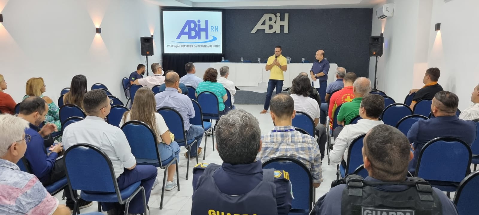 ABIH-RN se reúne com poder público para discutir situação da praia de Ponta Negra
