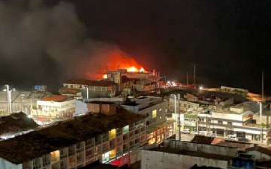 VÍDEO: Incêndio atinge restaurante em praia badalada de Natal; ASSISTA