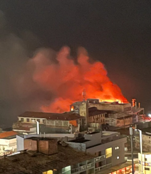 VÍDEO: Incêndio em casa recepções em praia de Natal deixa prédio semidestruído