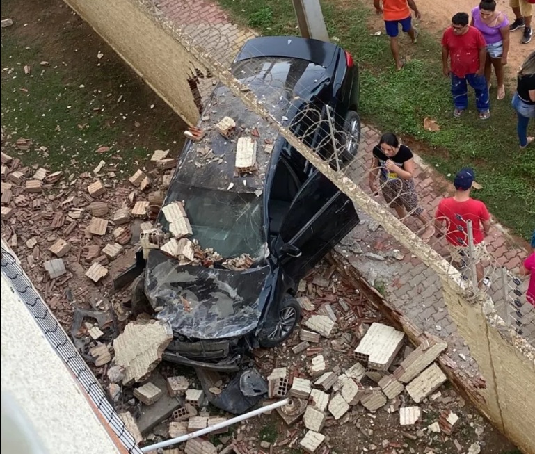 Carro bate, derruba muro e invade condomínio no RN