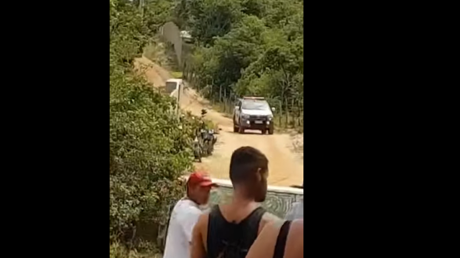 VÍDEO: Tropa de choque é acionada na praia de Pipa por causa de invasão de terras