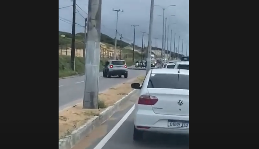 VÍDEO: Carro bate e derruba poste na Via Costeira; ASSISTA