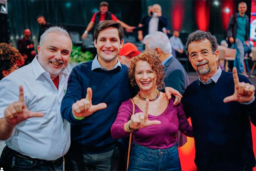 Rafael Motta posa com Lula e petistas do RN em evento de lançamento de pré-candidatura do ex-presidente