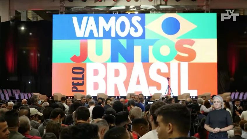 Lula esconde o tradicional vermelho e usa verde e amarelo no evento de pré-candidatura