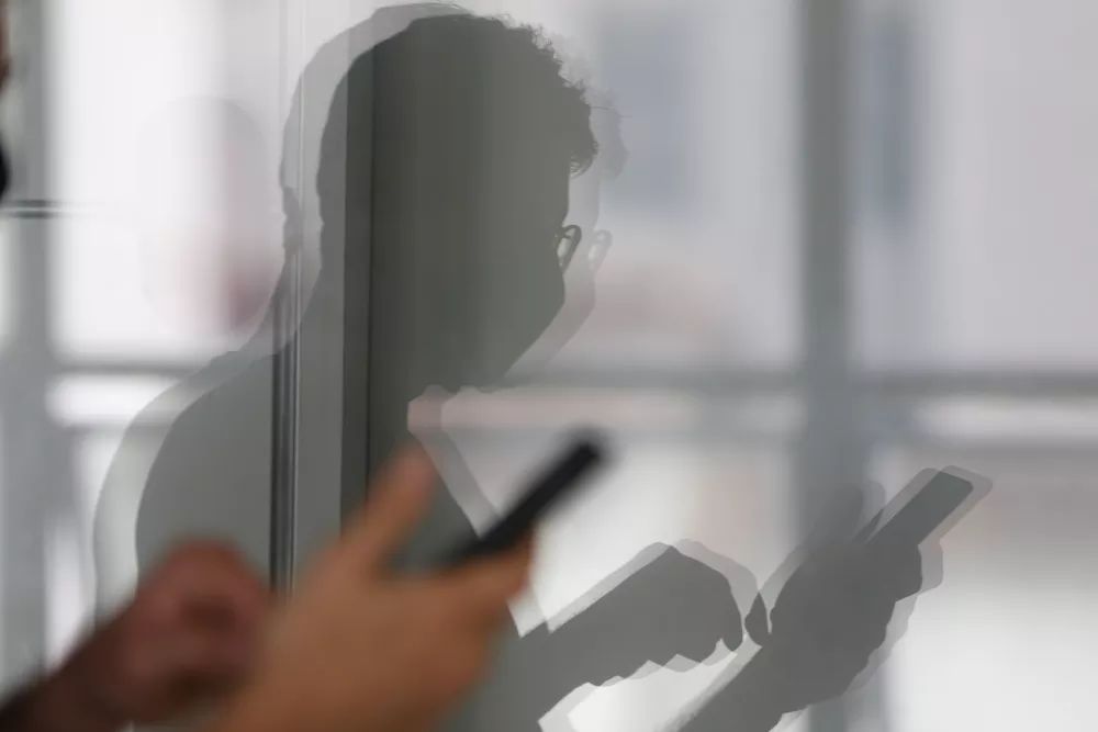 Do pescoço ao dedo mindinho, como o mau uso do celular danifica o corpo