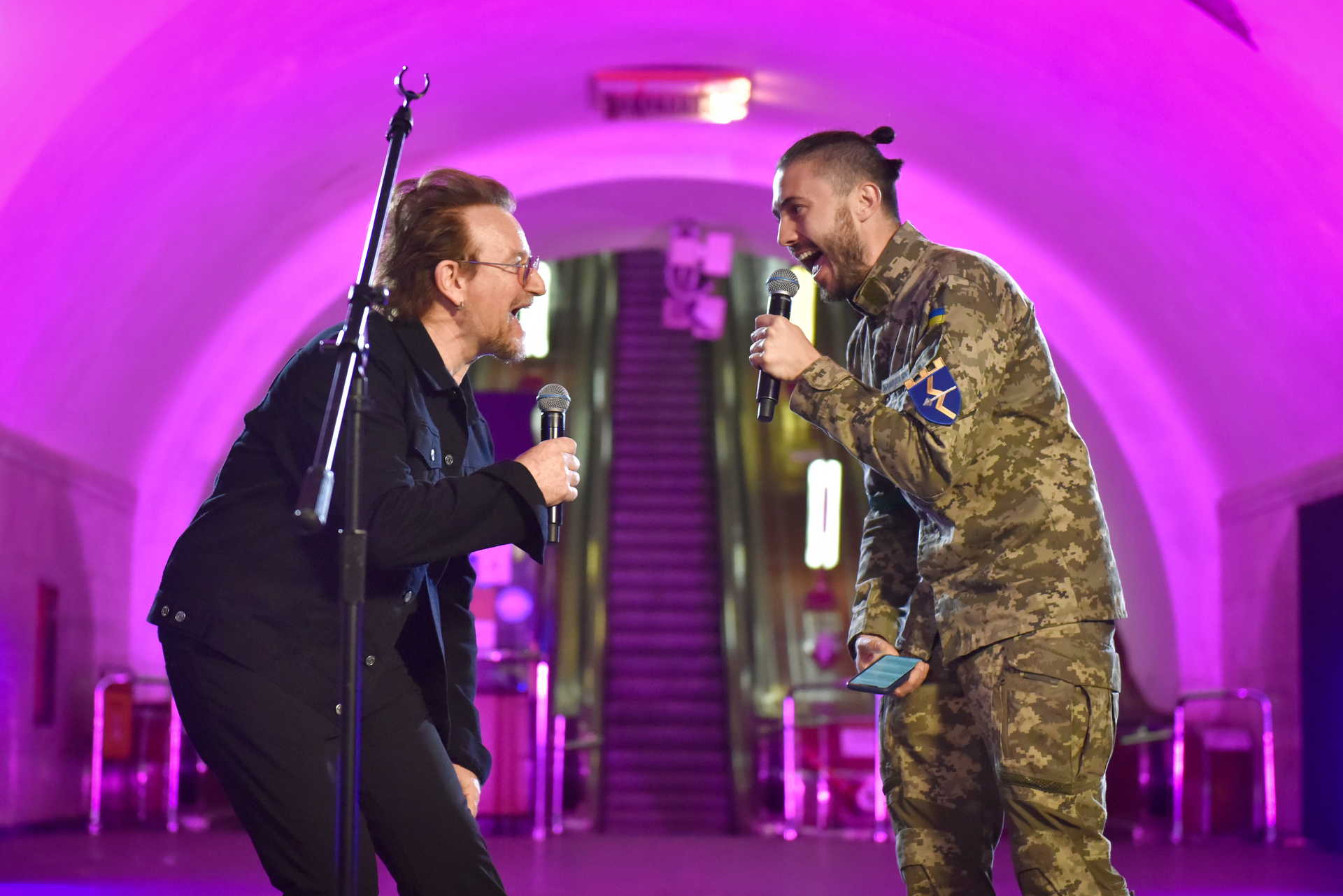 VÍDEO: U2 faz show surpresa no metrô de Kiev; ASSISTA
