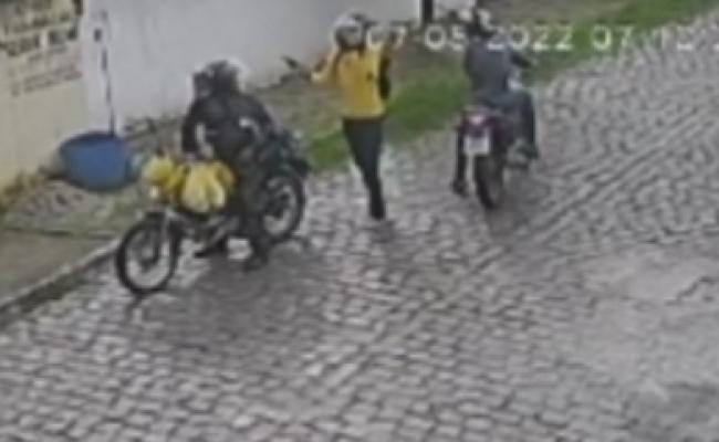 VÍDEO: Dupla assalta motoqueiro, rejeita celular, mas rouba compras da vítima na Grande Natal; ASSSTA