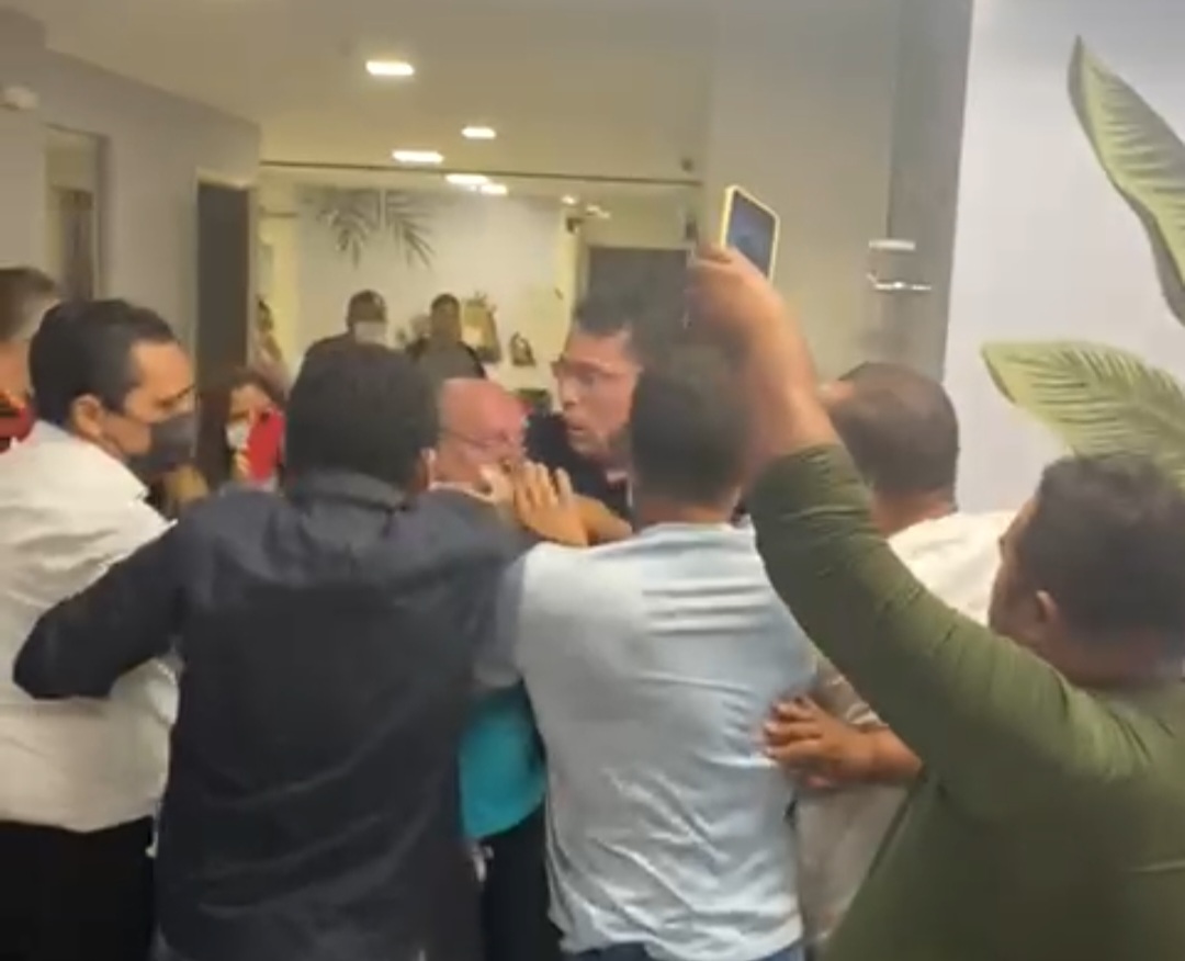 VÍDEO: Ex-secretário de Saúde, atual diretor de hospital sai no tapa com pai de paciente em Natal