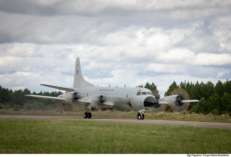 P-3 "Orion" da FAB auxilia na busca por homem no mar
