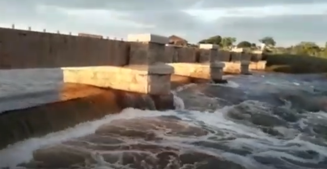 VÍDEO: Após chuvas do final de semana, açude sangra e alaga ruas no interior no estado