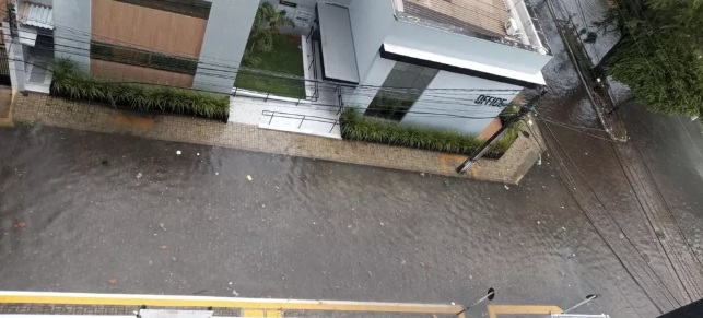 Chuva provoca alagamentos e complica trânsito durante a manhã em Natal
