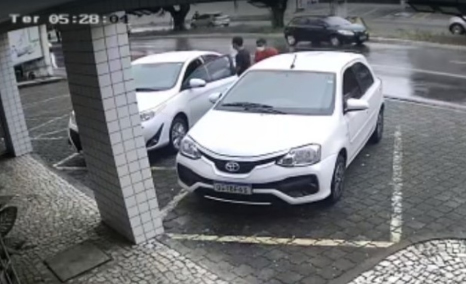 VÍDEO: Bandido rouba carro e sequestra motorista em Natal