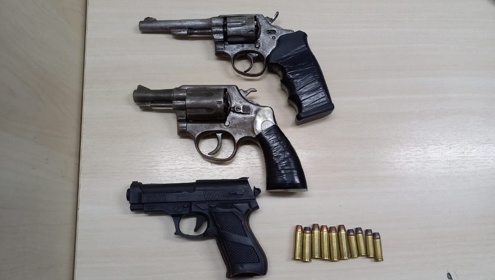 Polícia apreende dupla suspeita de cometer assaltos com armas, munições e drogas em Natal