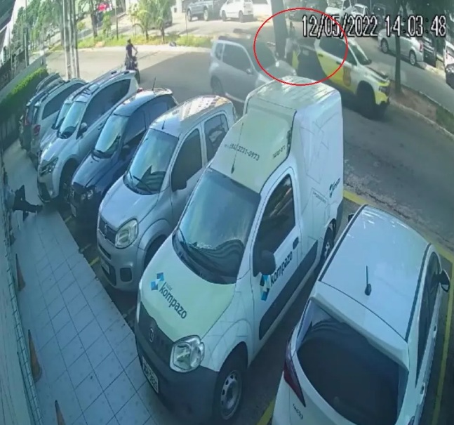 VÍDEO: Mulher é atropelada por viatura de Secretaria de Trânsito de Natal