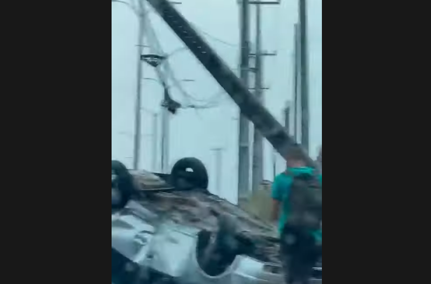 VÍDEO: Carro capota e derruba poste na Via Costeira