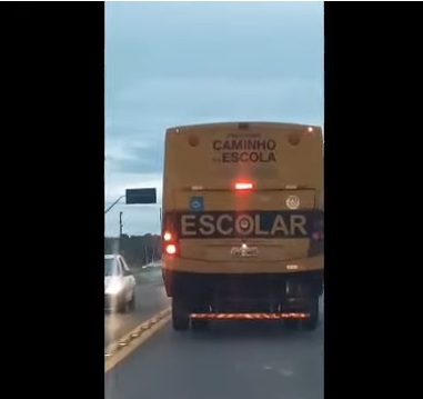VIDEO: Motorista flagra ônibus escolar lotado de alunos a mais de 100km na BR-101