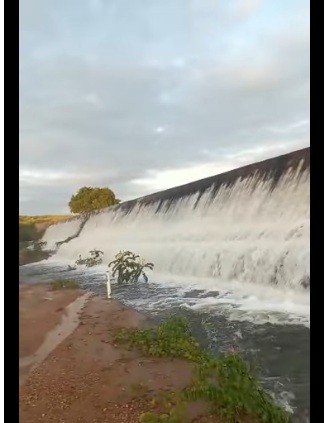 VÍDEO: Açude sangra no interior do RN e água segue para a barragem de Pau dos Ferros