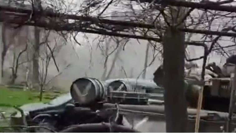 VÍDEO: Tanques russos destroem carros de civis por diversão