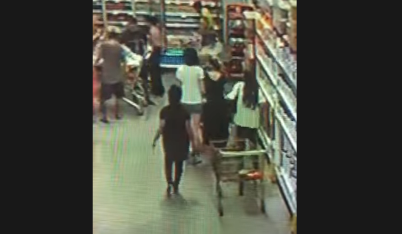 VÍDEO: Mulher tem celular furtado enquanto fazia compras em supermercado atacadista na Grande Natal