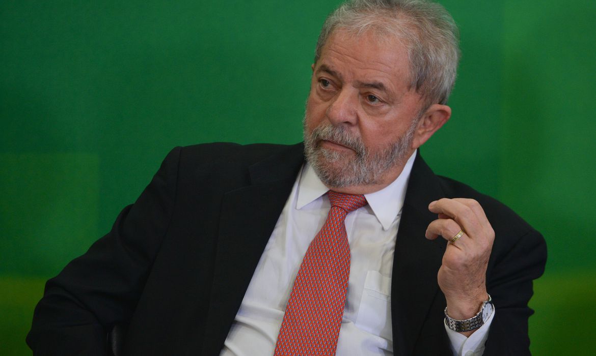 Lula proporá fim de escolas militarizadas e “resgate” de Paulo Freire