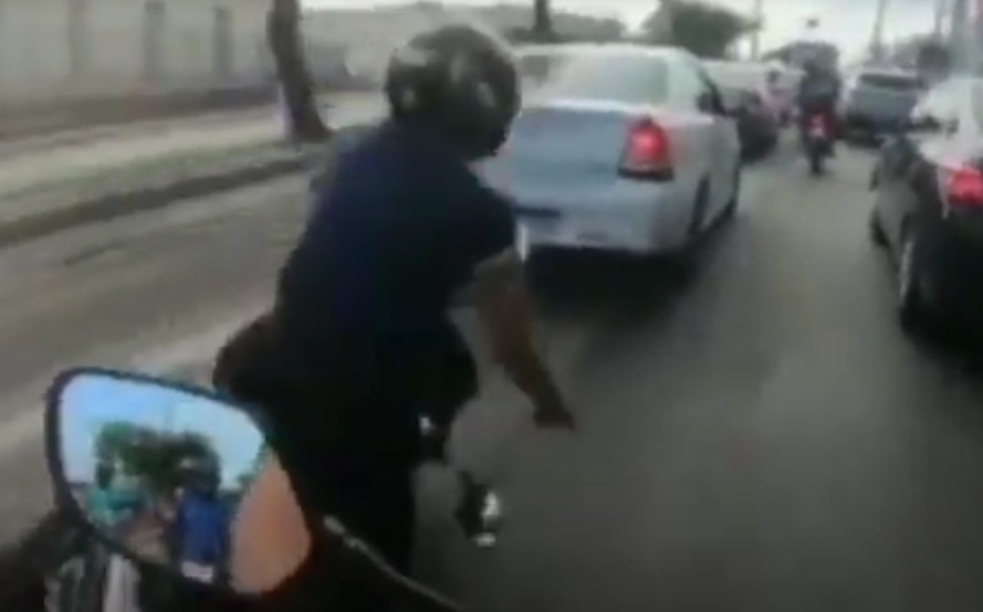 Vídeo de mulher caindo de moto em avenida movimentada de Natal viraliza no TikTok