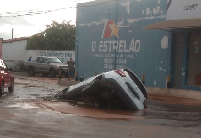 VÍDEO: Carro é 'engolido' por buraco em importante avenida de Natal