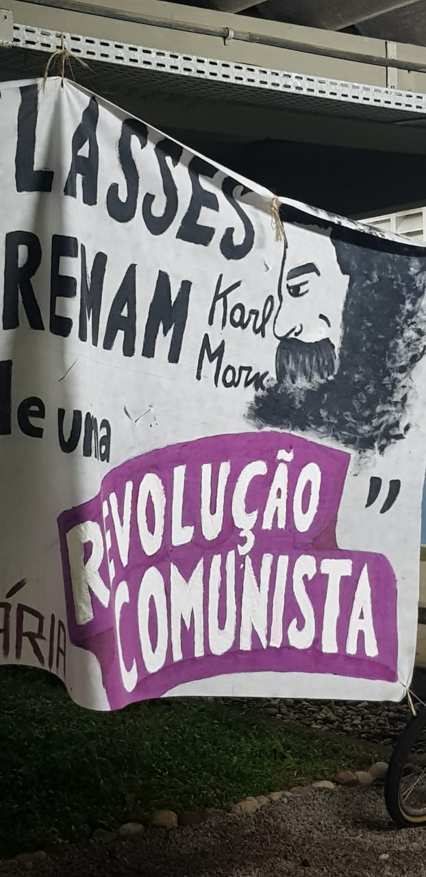 VÍDEO: Estudante retira faixa com frase comunista de corredor da UFRN e alunos se revoltam